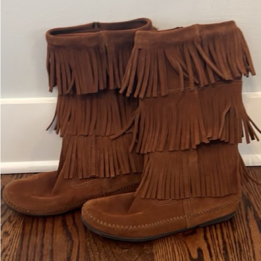 Minnetonka 3 layer fringe boot size 8